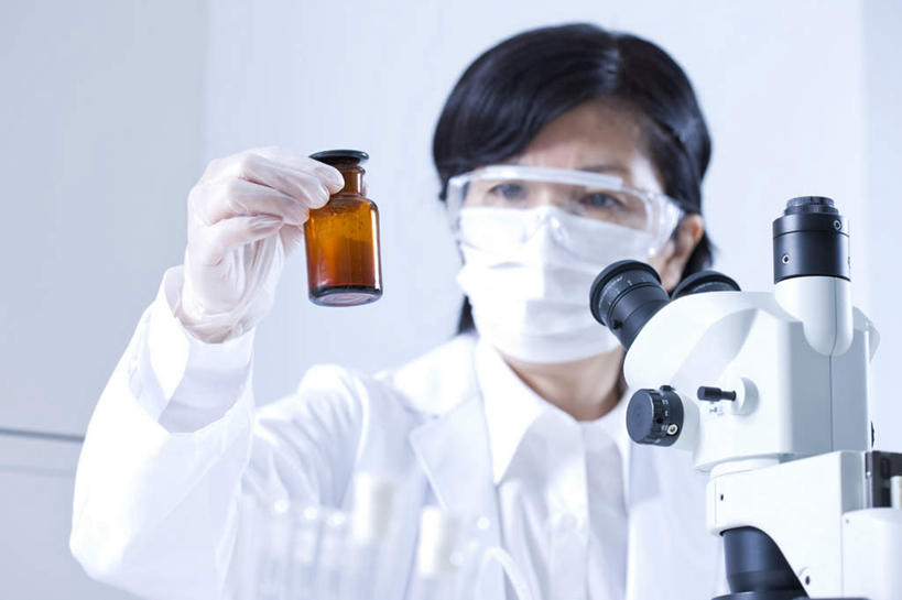 东方人,一个人,站,举,横图,室内,白天,正面,安全,实验,亚洲,仅一个年轻女性,仅一个女性,仅一个人,一副,握,朦胧,模糊,研究,科学,眼镜,实验室,研究室,防护,拿,拿着,注视,黄种人,瓶子,观察,看,托,站着,握着,观看,护目镜,保护,科研,察看,关注,化验,保险,检验,研究所,化验室,检验室,保全,周全,安稳,安定,安全防护眼镜,平安,年轻女性,女人,女性,亚洲人,举起,举手,举着,向上举,向上伸,向上托,站立,半身,彩图,防护眼镜