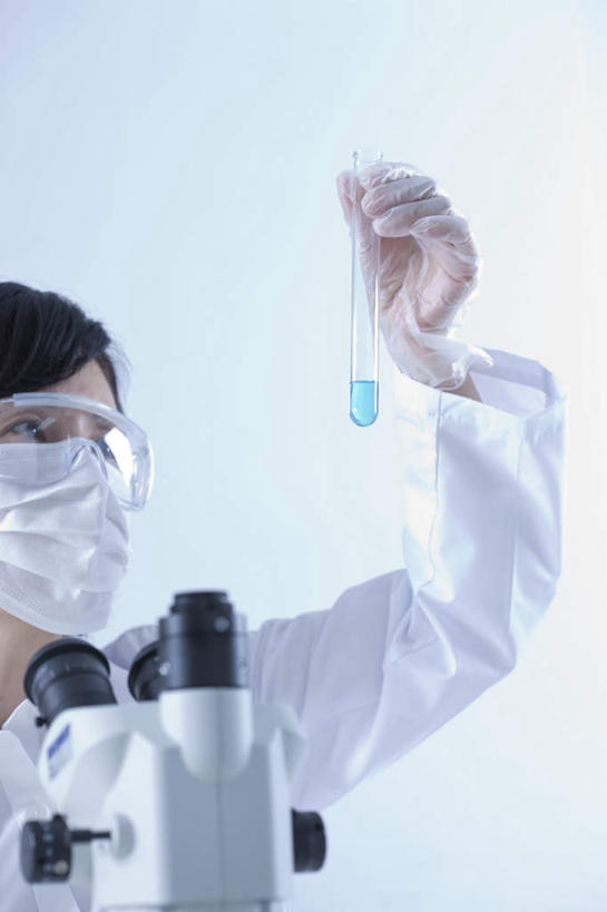 东方人,一个人,站,举,竖图,室内,白天,正面,实验,仪器,杯子,亚洲,仅一个年轻女性,仅一个女性,仅一个人,握,检查,朦胧,模糊,研究,透明,反射,分析,科学,化学,测试,试管,试剂,显微镜,实验室,研究室,拿,拿着,黄种人,玻璃制品,一个,玻璃瓶,瓶子,观察,托,站着,器皿,清晰,探索,握着,放大,单个,观看,仔细,透镜,科研,凸透镜,聚焦,关注,化验,检验,计量,研究所,玻璃仪器,试验耗材,实验用品,化验室,检验室,光学,清楚,年轻女性,女人,女性,亚洲人,玻璃杯,举起,举手,举着,向上举,向上伸,向上托,站立,半身,彩图