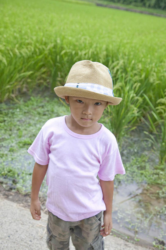 东方人,儿童,一个人,农田,站,竖图,俯视,室外,白天,纯洁,庄稼,农作物,水,帽子,亚洲,仅一个男性,仅一个人,阴影,朦胧,模糊,反射,液体,影子,水滴,黄种人,小孩,遮阳帽,站着,仅一个小孩,可爱,童年,童趣,童真,烂漫,无邪,一顶,天真,男孩,男人,男性,亚洲人,孩子,站立,半身,彩图,高角度拍摄,耕地,庄稼田,男生