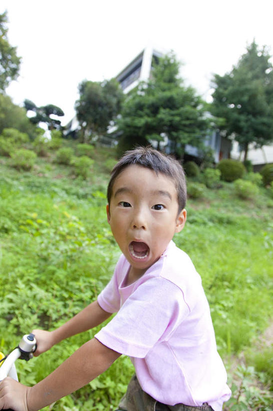 东方人,儿童,一个人,竖图,室外,白天,侧面,兴奋,纯洁,草地,草坪,植物,自行车,亚洲,仅一个男性,仅一个人,握,朦胧,模糊,拿,拿着,扭头,注视,黄种人,车,脚踏车,草,树,树木,小孩,骑,蓝色,绿色,蓝天,天空,自然,交通工具,天,观察,看,张嘴,转头,仅一个小孩,鬼脸,可爱,童年,童趣,握着,生长,晴朗,成长,观看,察看,关注,载具,张大嘴巴,童真,烂漫,无邪,万里无云,天真,男孩,男人,男性,亚洲人,孩子,晴空,晴空万里,张开嘴,半身,彩图,高兴,男生