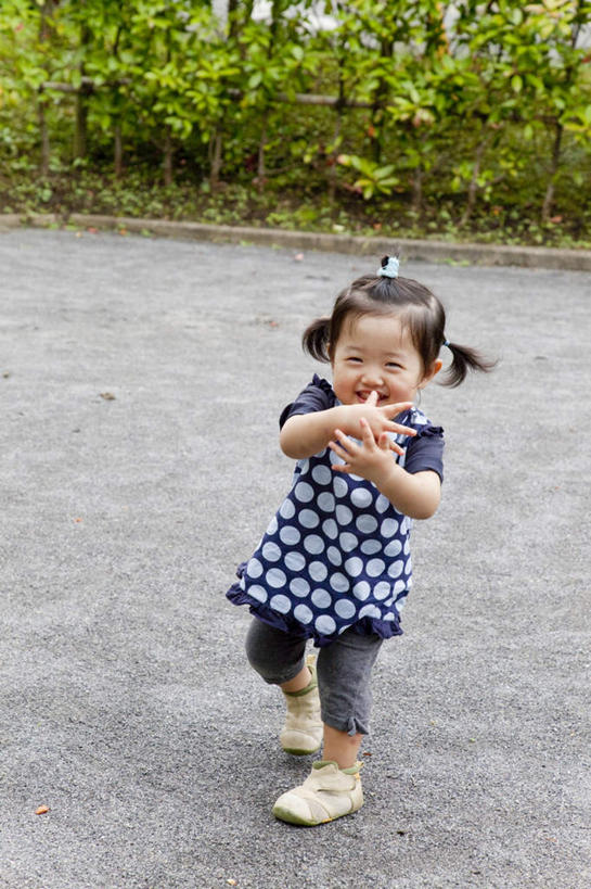 东方人,儿童,一个人,站,笑,微笑,露齿笑,竖图,俯视,室外,白天,纯洁,草地,草坪,植物,道路,路,公路,亚洲,仅一个女性,仅一个人,朦胧,模糊,交通,黄种人,草,小孩,绿色,站着,仅一个小孩,可爱,童年,童趣,遮,遮掩,掩盖,遮挡,童真,烂漫,无邪,遮盖,掩饰,天真,女孩,女人,女性,亚洲人,孩子,马路,站立,彩图,高角度拍摄,全身,女生