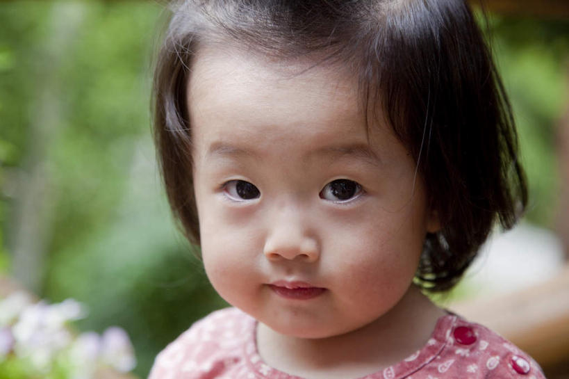 东方人,儿童,脸,头,脸颊,一个人,站,笑,微笑,横图,室外,特写,白天,正面,纯洁,亚洲,仅一个女性,仅一个人,朦胧,模糊,黄种人,小孩,站着,仅一个小孩,可爱,童年,童趣,童真,烂漫,无邪,天真,女孩,女人,女性,亚洲人,孩子,头部,脸部,脸蛋,面部,站立,半身,彩图,女生