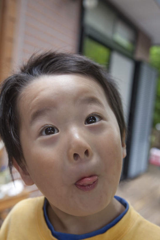 东方人,儿童,脸,头,脸颊,一个人,站,竖图,室外,特写,白天,正面,纯洁,亚洲,仅一个男性,仅一个人,朦胧,模糊,黄种人,吐舌头,小孩,伸舌头,站着,仅一个小孩,鬼脸,吐舌,可爱,童年,童趣,童真,烂漫,无邪,天真,男孩,男人,男性,亚洲人,孩子,头部,脸部,脸蛋,面部,站立,半身,彩图,男生