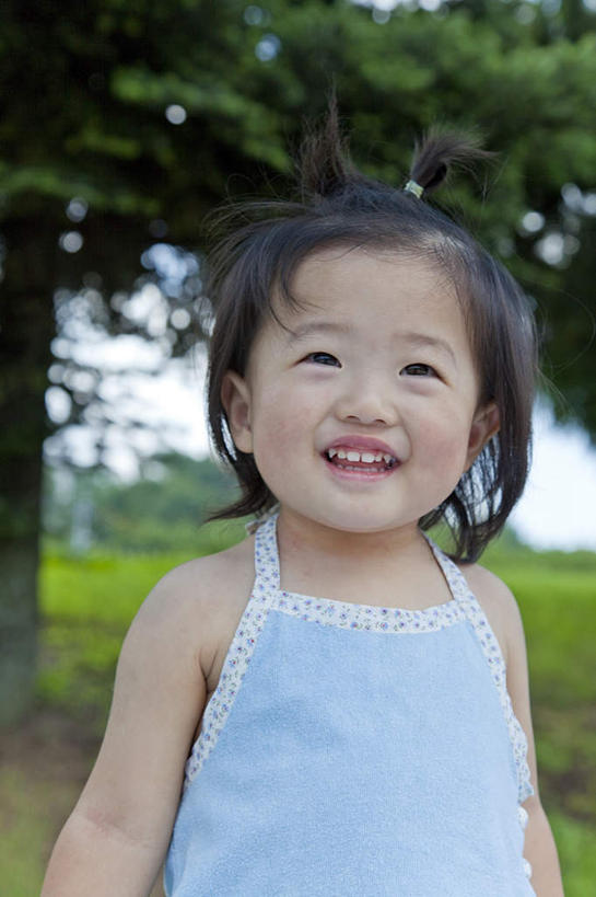 东方人,儿童,一个人,站,笑,微笑,露齿笑,竖图,室外,白天,正面,纯洁,草地,草坪,树林,植物,亚洲,仅一个女性,仅一个人,朦胧,模糊,黄种人,草,树,树木,小孩,蓝色,绿色,蓝天,天空,自然,天,站着,仅一个小孩,可爱,童年,童趣,生长,晴朗,成长,童真,烂漫,无邪,万里无云,天真,女孩,女人,女性,亚洲人,孩子,晴空,晴空万里,站立,半身,彩图,女生