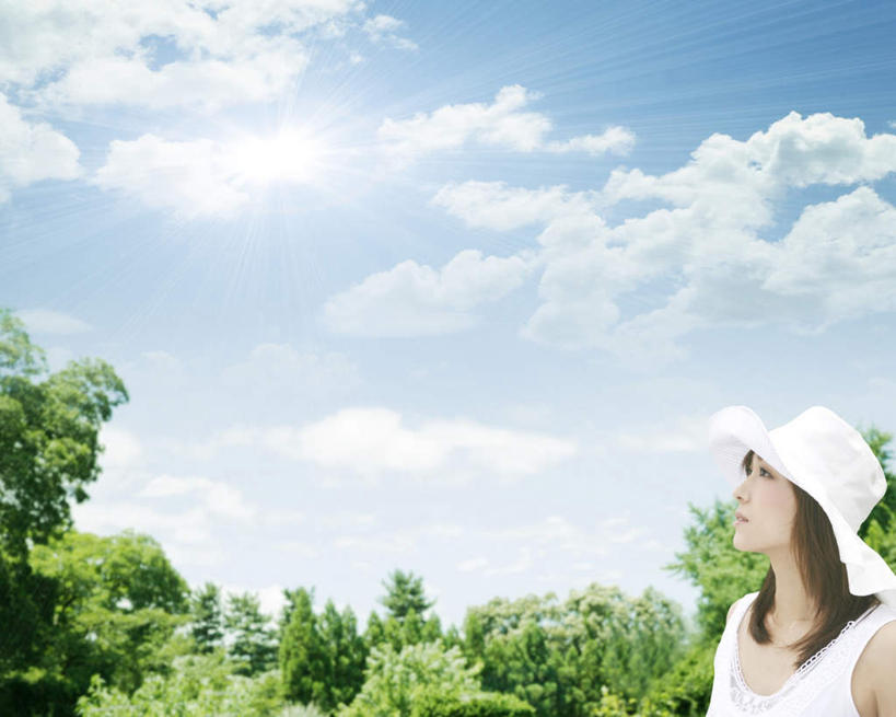 东方人,一个人,站,笑,微笑,露齿笑,横图,室外,白天,侧面,裙子,旅游,度假,森林,树林,植物,帽子,亚洲,仅一个年轻女性,仅一个女性,仅一个人,阴影,连衣裙,光线,影子,云,云朵,云彩,注视,黄种人,娱乐,树,树木,蓝色,绿色,白色,白云,蓝天,天空,阳光,自然,遮阳帽,天,观察,看,站着,享受,休闲,放松,生长,成长,观看,察看,关注,一顶,年轻女性,女人,女性,亚洲人,抬头,仰头,站立,半身,彩图