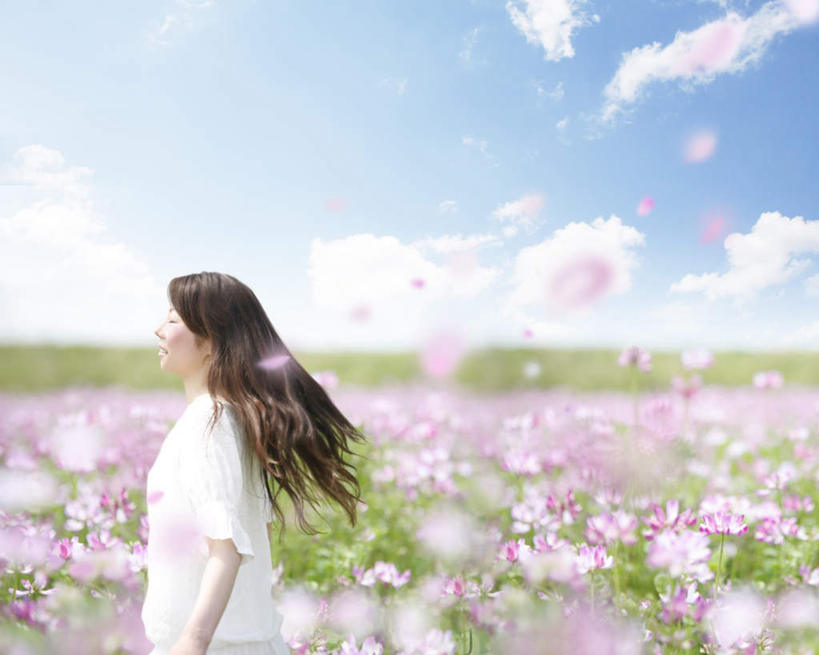 东方人,头发,一个人,站,走,笑,微笑,露齿笑,横图,室外,白天,侧面,裙子,旅游,度假,草地,草坪,植物,亚洲,仅一个年轻女性,仅一个女性,仅一个人,许多,阴影,连衣裙,盛开,飘扬,光线,影子,云,云朵,花蕾,云彩,注视,黄种人,娱乐,草,花,花瓣,花朵,鲜花,粉色,蓝色,绿色,白色,黑色,白云,蓝天,天空,阳光,天,花苞,花蕊,观察,看,站着,享受,休闲,放松,观看,察看,关注,浮荡,飘拂,漂荡,飘零,年轻女性,女人,女性,亚洲人,长发,步行,散步,站立,走路,半身,彩图,飘荡