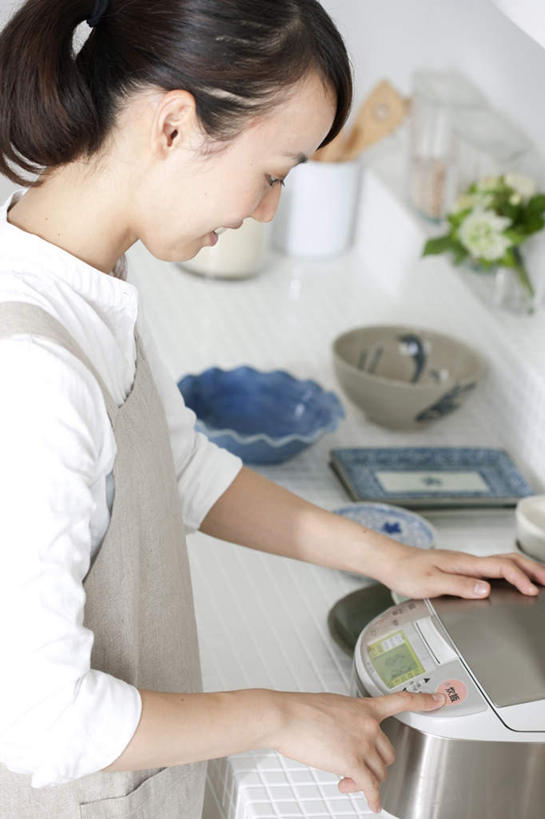 东方人,头发,一个人,站,笑,摸,微笑,露齿笑,竖图,俯视,室内,白天,烹饪,植物,厨房,柜子,餐具,厨具,亚洲,仅一个年轻女性,仅一个女性,仅一个人,抚摸,阴影,服装,光线,电器,碟子,盘,盆栽,围裙,影子,盆景,灶头,注视,休闲装,黄种人,一个,衣服,绿色,白色,黑色,灰色,阳光,自然,盘子,橱柜,碟,碗,按,低头,观察,看,站着,休闲,休闲服,服饰,生长,单个,成长,观看,察看,家电,家用电器,关注,电饭锅,电饭煲,炊具,烹饪用具,电锅,年轻女性,女人,女性,亚洲人,进餐用具,烹调用具,触摸,接触,烹调,站立,半身,彩图,高角度拍摄,灶间,小家电