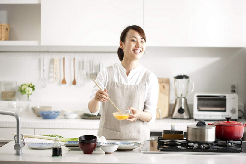 东方人,头发,一个人,站,摸,横图,室内,白天,正面,烹饪,厨房,柜子,筷子,餐具,厨具,亚洲,仅一个年轻女性,仅一个女性,仅一个人,一堆,许多,抚摸,握,阴影,堆叠,堆积,服装,光线,电器,碟子,锅子,盘,围裙,影子,蛋,蛋黄,蛋清,鸡蛋,灶头,拿,拿着,扭头,注视,休闲装,黄种人,文化,传统,衣服,白色,黑色,灰色,阳光,盘子,橱柜,碟,观察,搅拌,看,站着,转头,休闲,休闲服,握着,服饰,观看,堆,礼节,微波炉,察看,家电,家用电器,关注,礼仪,电饭锅,微波,电饭煲,炊具,烹饪用具,卵,电锅,年轻女性,女人,女性,亚洲人,进餐用具,烹调用具,触摸,接触,烹调,站立,半身,彩图,灶间,小家电