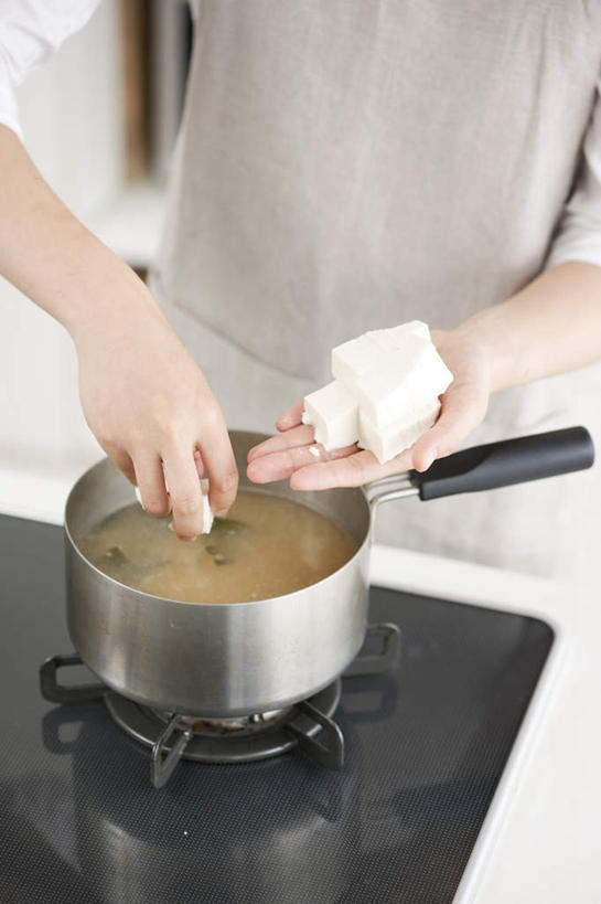 豆腐,东方人,头发,一个人,站,捧,摸,竖图,俯视,室内,白天,厨房,柜子,筷子,餐具,亚洲,仅一个年轻女性,仅一个女性,仅一个人,抚摸,握,阴影,服装,光线,锅子,围裙,影子,勺子,汤,灶头,拿,拿着,休闲装,黄种人,文化,传统,一个,衣服,白色,黑色,阳光,橱柜,调羹,汤匙,站着,休闲,休闲服,放,握着,服饰,单个,礼节,豆制品,礼仪,一碗,年轻女性,女人,女性,亚洲人,进餐用具,触摸,端,端着,接触,捧着,手捧,站立,半身,彩图,高角度拍摄,灶间