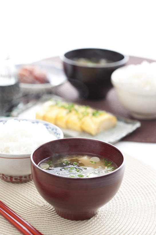 米饭,无人,竖图,俯视,室内,特写,白天,烹饪,餐桌,筷子,桌子,蔬菜,餐具,阴影,新鲜,光线,碟子,盘,影子,勺子,肉,汤,日本料理,料理,食品,褐色,饭,文化,传统,菜肴,美食,肉类,食物,阳光,盘子,调羹,碟,汤匙,碗,日式料理,日式,佳肴,有机食品,绿色食品,餐台,礼节,五谷,礼仪,肉食,进餐用具,烹调用具,彩图,高角度拍摄