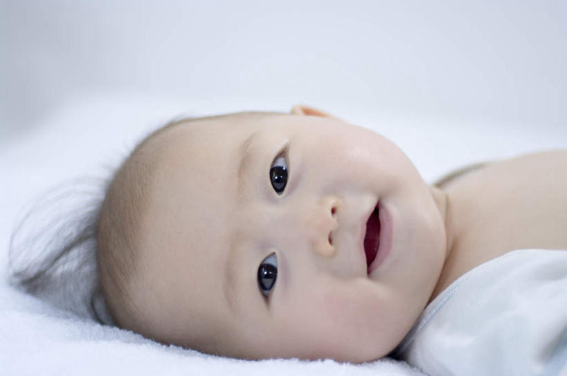 东方人,婴儿,儿童,脸,头,脸颊,头发,一个人,躺,笑,微笑,露齿笑,横图,室内,特写,白天,侧面,婴儿服装,纯洁,床,亚洲,仅一个人,阴影,朦胧,模糊,光线,影子,床单,扭头,注视,黄种人,被子,小孩,白色,黑色,阳光,观察,看,转头,可爱,单人床,活泼,观看,察看,被单,关注,宝宝,纯真,烂漫,无邪,卧着,伶俐,天真,亚洲人,孩子,头部,脸部,脸蛋,面部,躺着,卧,半身,彩图,婴儿服,襁褓