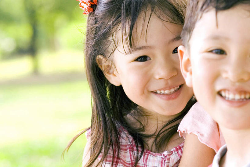 东方人,儿童,脸,头,脸颊,头发,两个人,伙伴,朋友,站,笑,摸,微笑,露齿笑,横图,室外,特写,白天,正面,旅游,度假,友谊,纯洁,草地,草坪,树林,植物,亚洲,抚摸,阴影,服装,朦胧,模糊,光线,影子,扭头,依偎,注视,休闲装,黄种人,娱乐,草,树,树木,小孩,衣服,粉色,绿色,黑色,阳光,自然,观察,看,靠,靠着,倚靠,站着,转头,享受,休闲,休闲服,放松,可爱,童年,童趣,服饰,生长,成长,观看,察看,倚着,关注,童真,烂漫,无邪,依附,依赖,投靠,天真,友情,男孩,男人,男性,女孩,女人,女性,亚洲人,头部,长发,脸部,脸蛋,面部,触摸,接触,站立,半身,彩图,男生,女生