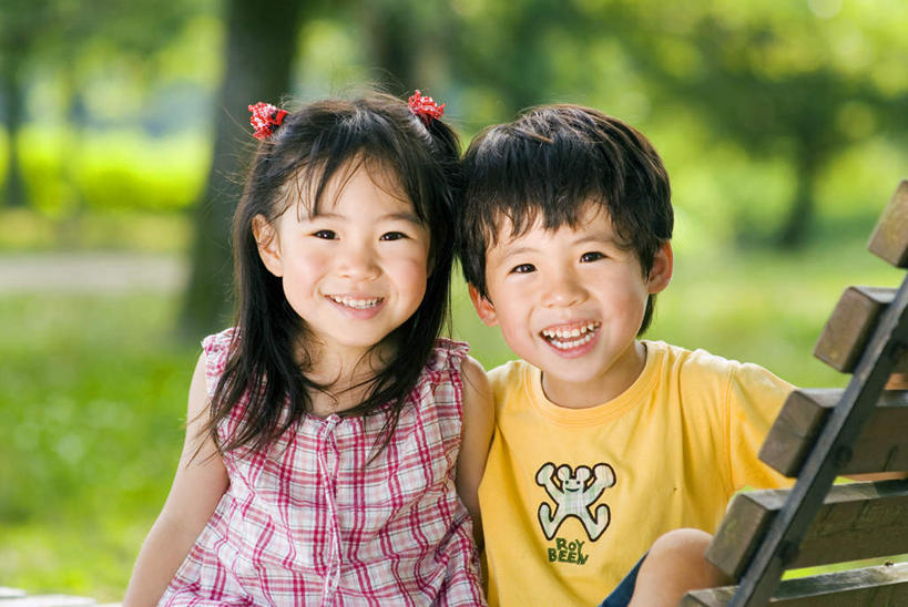 东方人,儿童,脸,头,脸颊,头发,两个人,伙伴,朋友,站,笑,摸,微笑,露齿笑,横图,室外,特写,白天,正面,旅游,度假,友谊,纯洁,草地,草坪,树林,植物,亚洲,抚摸,阴影,服装,朦胧,模糊,光线,影子,扭头,依偎,注视,休闲装,黄种人,娱乐,草,树,树木,小孩,衣服,粉色,黄色,绿色,黑色,阳光,自然,观察,看,靠,靠着,倚靠,站着,转头,享受,休闲,休闲服,放松,可爱,童年,童趣,服饰,生长,成长,观看,察看,倚着,关注,童真,烂漫,无邪,依附,依赖,投靠,天真,友情,男孩,男人,男性,女孩,女人,女性,亚洲人,头部,长发,脸部,脸蛋,面部,触摸,接触,站立,半身,彩图,男生,女生