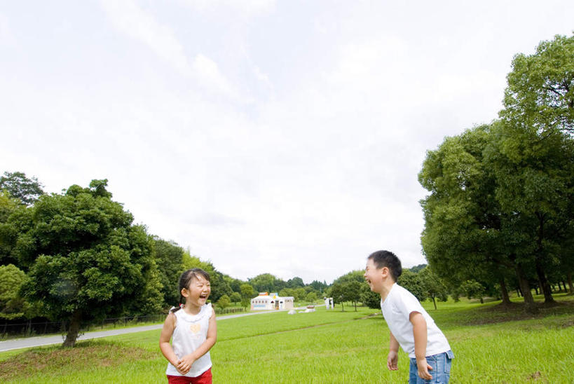 东方人,儿童,两个人,家,栏杆,站,笑,微笑,露齿笑,横图,室外,白天,正面,纯洁,草地,草坪,植物,道路,路,亚洲,房屋,屋子,围栏,小路,交通,注视,黄种人,护栏,楼房,相视,住宅,草,树,树木,小孩,蓝色,绿色,蓝天,天空,自然,天,观察,看,站着,面对面,可爱,童年,童趣,生长,晴朗,成长,观看,对视,察看,关注,相对,童真,烂漫,无邪,万里无云,相看,天真,男孩,男人,男性,女孩,女人,女性,亚洲人,晴空,晴空万里,站立,半身,彩图,房子,男生,女生