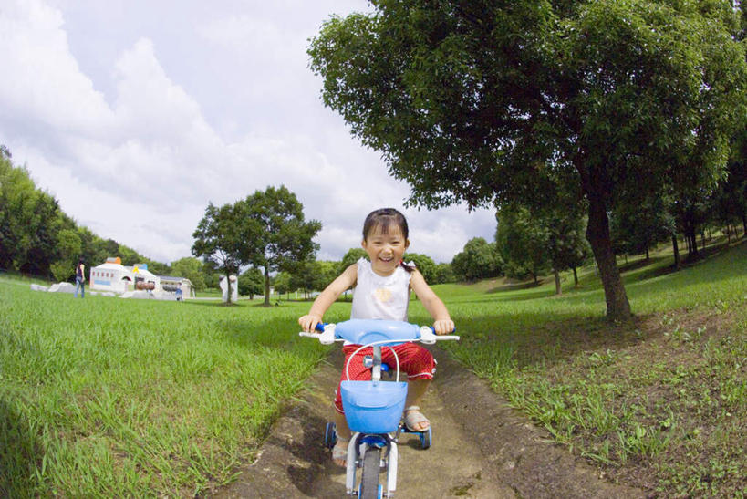 东方人,儿童,一个人,家,坐,笑,微笑,露齿笑,横图,室外,白天,正面,广角镜头,鱼眼镜头,纯洁,草地,草坪,植物,自行车,亚洲,仅一个女性,仅一个人,阴影,光线,影子,房屋,屋子,云,云朵,云彩,注视,黄种人,楼房,住宅,车,脚踏车,草,树,树木,小孩,骑,蓝色,绿色,白云,蓝天,天空,阳光,自然,交通工具,天,观察,看,仅一个小孩,可爱,童年,童趣,搭,生长,晴朗,成长,观看,察看,搭着,关注,载具,童真,烂漫,无邪,天真,女孩,女人,女性,亚洲人,孩子,晴空,坐着,半身,彩图,房子,女生