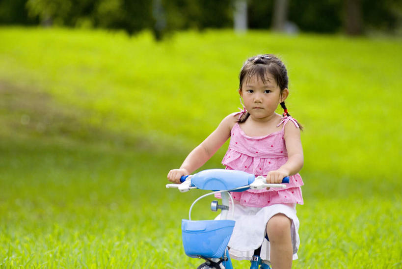 东方人,儿童,一个人,坐,横图,室外,白天,正面,纯洁,草地,草坪,树林,植物,自行车,亚洲,仅一个女性,仅一个人,黄种人,车,脚踏车,草,树,树木,小孩,骑,蓝色,绿色,蓝天,天空,自然,交通工具,天,仅一个小孩,可爱,童年,童趣,搭,生长,晴朗,成长,搭着,载具,童真,烂漫,无邪,万里无云,天真,女孩,女人,女性,亚洲人,孩子,晴空,晴空万里,坐着,半身,彩图,女生