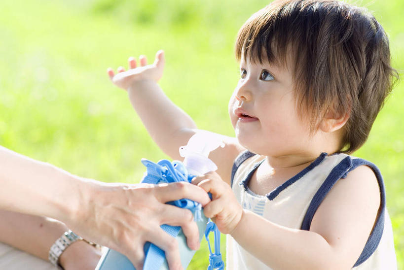 东方人,儿童,家庭,母亲,儿子,坐,举,笑,微笑,横图,室外,白天,正面,纯洁,草地,草坪,植物,亚洲,握,阴影,时间,光线,时钟,手表,影子,拿,计时,拿着,注视,黄种人,水壶,草,小孩,绿色,阳光,钟表,观察,看,托,温暖,温馨,母子,一家人,表,可爱,母爱,童年,童趣,握着,观看,腕表,和睦,察看,关注,童真,烂漫,无邪,天真,男孩,年轻女性,女人,女性,亚洲人,孩子,年轻人,钟,举起,举手,举着,向上举,向上伸,向上托,坐着,半身,彩图,融洽,男生