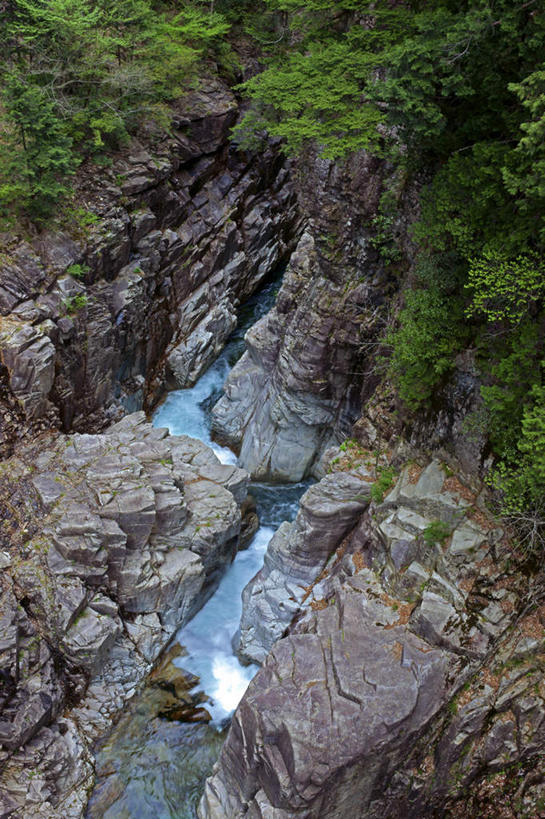 无人,竖图,俯视,室外,白天,旅游,度假,河流,石头,美景,山,山脉,水,峡谷,日本,亚洲,石子,河水,景观,山峰,水流,山峦,娱乐,蓝色,蓝天,天空,小溪,自然,群山,天,溪水,享受,休闲,景色,放松,晴朗,自然风光,东亚,本州,万里无云,本州岛,日本国,中部地方,岐阜,岐阜县,石块,岩石,晴空,晴空万里,彩图,高角度拍摄