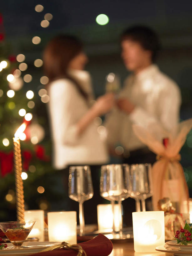 东方人,家庭,夫妻,站,举,竖图,室内,白天,侧面,爱情,幸福,纯洁,热情,美景,植物,桌子,玫瑰,杯子,餐具,蜡烛,礼盒,礼物,圣诞节,亚洲,一棵,许多,节日,朦胧,模糊,庆祝,装饰,叉子,碟子,高脚杯,盘,纸盒,勺子,墙,景观,圣诞树,玫瑰花,红酒杯,浪漫,花蕾,注视,黄种人,文化,相视,墙壁,墙面,玻璃制品,盒子,花瓣,花朵,花卉,鲜花,树,树木,绿色,自然,包装盒,盘子,酒杯,礼品盒,调羹,碟,汤匙,花苞,观察,看,托,站着,庆典,温暖,温馨,一家人,面对面,景色,恩爱,恋人,礼品,生长,成长,观看,纪念,对视,华丽,修饰,点缀,和睦,察看,关注,自然风光,相对,感动,相看,衬托,美观,雅致,雅观,尊敬,天真,刺玫花,徘徊花,男人,男性,年轻男性,年轻女性,女人,女性,亚洲人,年轻人,夫妇,情侣,玻璃杯,举起,举手,举着,向上举,向上伸,向上托,站立,半身,彩图,伴侣,融洽