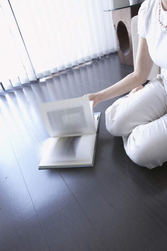 东方人,一个人,客厅,坐,竖图,俯视,室内,白天,T恤衫,看书,阅读,地板,书籍,亚洲,仅一个年轻女性,仅一个女性,仅一个人,学习,服装,地面,拿,T恤,拿着,注视,休闲装,黄种人,木地板,衣服,黑色,书本,观察,看,休闲,休闲服,读书,浏览,服饰,观看,察看,起居室,关注,年轻女性,女人,女性,亚洲人,长发,书,图书,坐着,半身,彩图,高角度拍摄