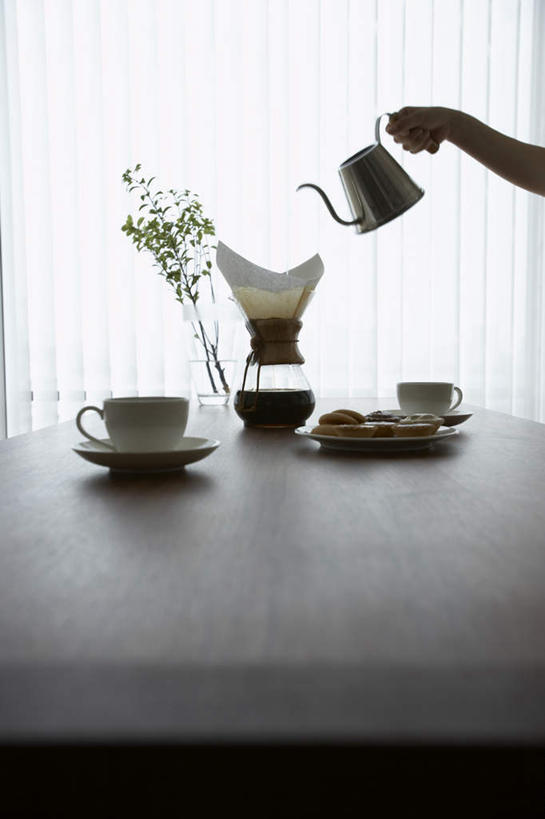 点心,面包,东方人,一个人,家,客厅,坐,竖图,室内,白天,侧面,别墅,餐桌,家具,装修,桌子,建筑,杯子,餐具,欧式,亚洲,仅一个年轻女性,仅一个女性,仅一个人,倒,装饰,瓷器,碟子,壶,盘,房屋,屋子,公寓,食品,面点,咖啡杯,陶瓷制品,两杯,豪华,拿,拿着,注视,黄种人,建设,现代,装潢,洋房,楼房,住宅,水壶,食物,糕点,盘子,茶壶,碟,室内装潢,观察,看,餐台,观看,明亮,察看,起居室,舒适,家居装潢,关注,瓷杯,房屋设计,地中海风格,古典风格,简约风格,室内设计,宽敞,样板房装潢,年轻女性,女人,女性,亚洲人,设计,坐着,半身,彩图,房子