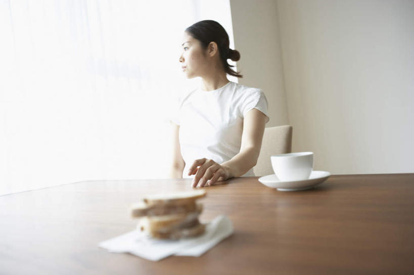 点心,面包,东方人,一个人,家,客厅,坐,横图,室内,白天,正面,T恤衫,别墅,餐桌,家具,装修,桌子,建筑,杯子,餐具,欧式,亚洲,仅一个年轻女性,仅一个女性,仅一个人,服装,朦胧,模糊,装饰,瓷器,碟子,盘,房屋,墙,屋子,公寓,食品,面点,咖啡杯,陶瓷制品,豪华,T恤,注视,休闲装,黄种人,建设,现代,装潢,洋房,楼房,墙壁,墙面,住宅,食物,糕点,衣服,白色,黑色,盘子,碟,室内装潢,观察,看,休闲,休闲服,服饰,餐台,观看,明亮,察看,起居室,舒适,家居装潢,关注,瓷杯,房屋设计,地中海风格,古典风格,简约风格,室内设计,宽敞,样板房装潢,年轻女性,女人,女性,亚洲人,长发,设计,坐着,半身,彩图,房子