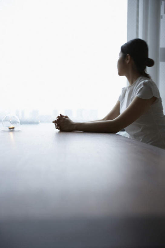 东方人,一个人,家,客厅,坐,双手交叉,竖图,室内,白天,侧面,T恤衫,别墅,餐桌,家具,装修,桌子,建筑,欧式,亚洲,仅一个年轻女性,仅一个女性,仅一个人,服装,装饰,房屋,屋子,公寓,豪华,T恤,注视,休闲装,黄种人,建设,现代,装潢,洋房,楼房,住宅,衣服,白色,黑色,室内装潢,观察,看,休闲,休闲服,服饰,餐台,观看,明亮,察看,起居室,舒适,家居装潢,关注,房屋设计,地中海风格,古典风格,简约风格,室内设计,宽敞,样板房装潢,年轻女性,女人,女性,亚洲人,长发,设计,坐着,半身,彩图,房子