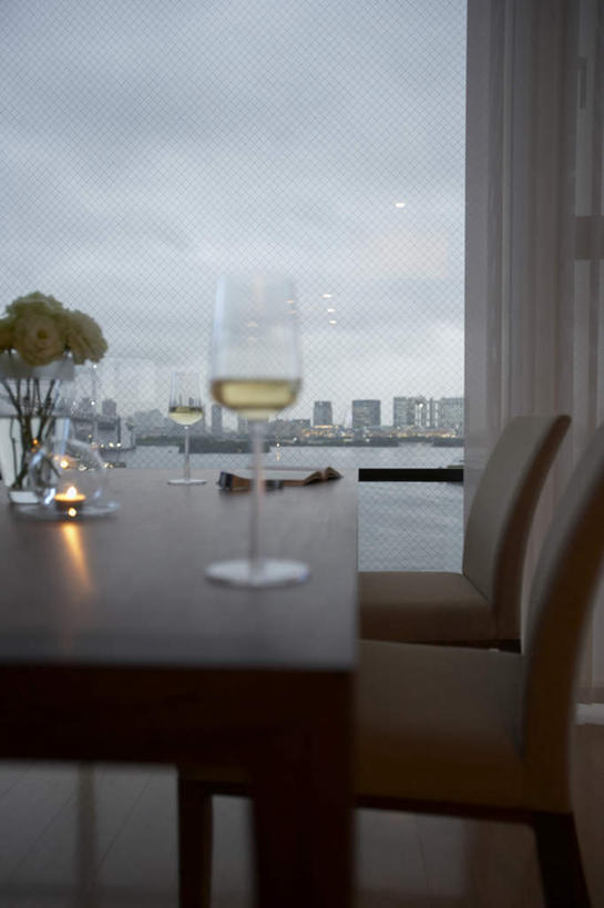 无人,家,客厅,竖图,室内,特写,白天,正面,植物,别墅,餐桌,窗户,家具,装修,桌子,建筑,杯子,花瓶,欧式,装饰,盛开,高脚杯,房屋,屋子,云,云朵,公寓,红酒杯,一杯,豪华,云彩,建设,现代,装潢,洋房,楼房,玻璃窗,住宅,玻璃制品,花,花瓣,花朵,花卉,鲜花,两朵,蓝色,绿色,白云,蓝天,天空,玻璃瓶,酒杯,瓶子,室内装潢,天,花蕊,餐台,明亮,起居室,舒适,家居装潢,房屋设计,地中海风格,古典风格,简约风格,室内设计,宽敞,样板房装潢,设计,玻璃杯,彩图,房子