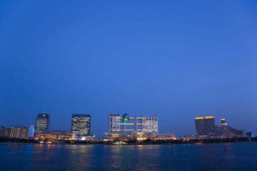 无人,高楼大厦,横图,全景,室外,夜晚,正面,度假,办公楼,海浪,海洋,美景,天际线,植物,城市风光,标志建筑,城市,大厦,地标,建筑,摩天大楼,写字楼,夜景,东京,日本,亚洲,景观,浪花,娱乐,建设,树,树木,蓝色,绿色,蓝天,天空,自然,海水,楼宇,天,享受,休闲,商务楼,景色,放松,生长,成长,御台场,海景,东亚,本州,关东地方,本州岛,日本国,东京都,东京港,台场,大海,风浪,海,海水的波动,近岸浪,涌浪,彩图,大楼,高层建筑,高楼,摩天楼