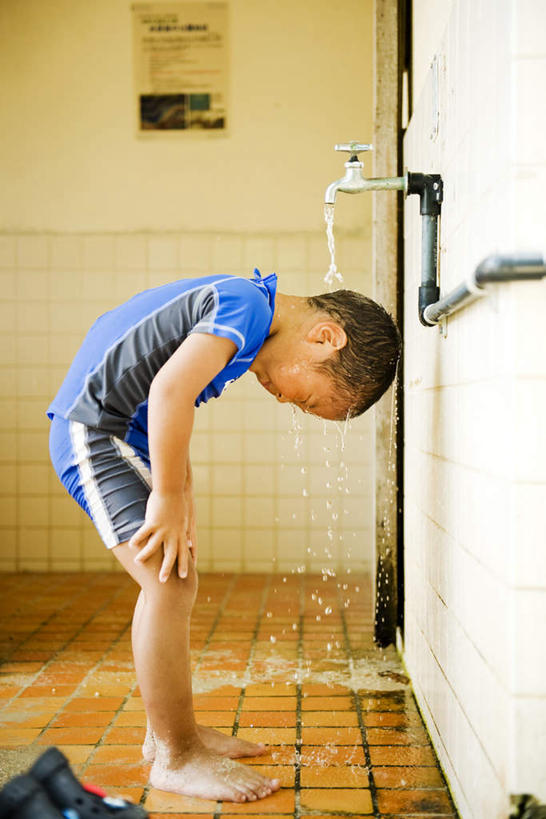 东方人,儿童,一个人,站,竖图,室内,白天,正面,纯洁,水,亚洲,仅一个男性,仅一个人,弯腰,飞溅,溅,水龙头,液体,墙,水滴,注视,黄种人,墙壁,墙面,水珠,小孩,观察,看,站着,仅一个小孩,可爱,童年,童趣,观看,察看,关注,喷洒,童真,烂漫,无邪,弯身,天真,男孩,男人,男性,亚洲人,孩子,站立,彩图,全身,男生