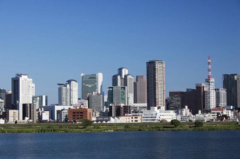 无人,高楼大厦,横图,全景,室外,白天,正面,度假,办公楼,海浪,海洋,美景,天际线,植物,城市风光,标志建筑,城市,大厦,地标,建筑,摩天大楼,写字楼,日本,亚洲,阴影,光线,影子,景观,浪花,娱乐,建设,树,树木,蓝色,绿色,蓝天,天空,阳光,自然,海水,楼宇,天,享受,休闲,商务楼,景色,放松,大阪,生长,晴朗,成长,海景,东亚,本州,万里无云,大阪府,本州岛,日本国,近畿地方,近畿,大海,风浪,海,海水的波动,近岸浪,涌浪,晴空,晴空万里,彩图,大楼,高层建筑,高楼,摩天楼