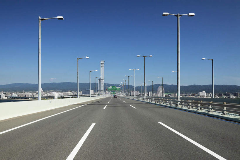 无人,栏杆,横图,室外,白天,正面,旅游,度假,石头,美景,山,山脉,道路,路,路灯,公路,汽车,照明,日本,亚洲,一辆,阴影,光线,石子,影子,景观,山顶,山峰,高架,围栏,灯光,交通,山峦,娱乐,护栏,车,灯,蓝色,蓝天,天空,阳光,自然,交通工具,轿车,群山,天,驾驶,行驶,享受,休闲,景色,放松,大阪,晴朗,操纵,照亮,控制,照明设备,自然风光,载具,高架桥,东亚,操控,沉积岩,高架道路,跨线桥,本州,万里无云,大阪府,本州岛,日本国,近畿地方,近畿,把持,颠峰,极峰,水成岩,石块,岩石,晴空,晴空万里,彩图
