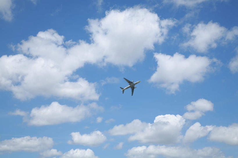 无人,横图,室外,特写,白天,仰视,旅游,度假,美景,飞机,东京,日本,亚洲,飞翔,飞行,景观,烟雾,云,云朵,交通,云彩,娱乐,航空,蓝色,白云,蓝天,天空,自然,交通工具,天,享受,休闲,景色,放松,运输,一架,晴朗,污染,废气,客机,自然风光,载具,东亚,飞机尾迹,本州,尾迹云,机尾云,飞机拉烟,云带,尾迹,关东地方,本州岛,日本国,东京都,机尾迹,飞机尾气,晴空,彩图,低角度拍摄