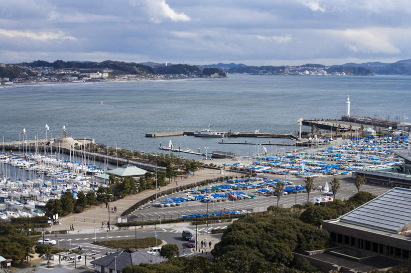 无人,码头,横图,俯视,航拍,室外,白天,旅游,度假,海浪,海洋,美景,植物,道路,港口,路,公路,船,神奈川,日本,亚洲,一排,停靠,整齐,景观,浪花,云,云朵,游艇,交通,神奈川县,云彩,娱乐,树,树木,排列,蓝色,绿色,白云,蓝天,天空,自然,海水,交通工具,天,享受,休闲,景色,放松,生长,晴朗,成长,鸟瞰,队列,自然风光,载具,海景,东亚,本州,关东地方,本州岛,日本国,大海,风浪,海,海水的波动,近岸浪,涌浪,晴空,马路,彩图,高角度拍摄,摆渡口,埠头,渡口,渡头,港湾,海港,货运码头,口岸,商港