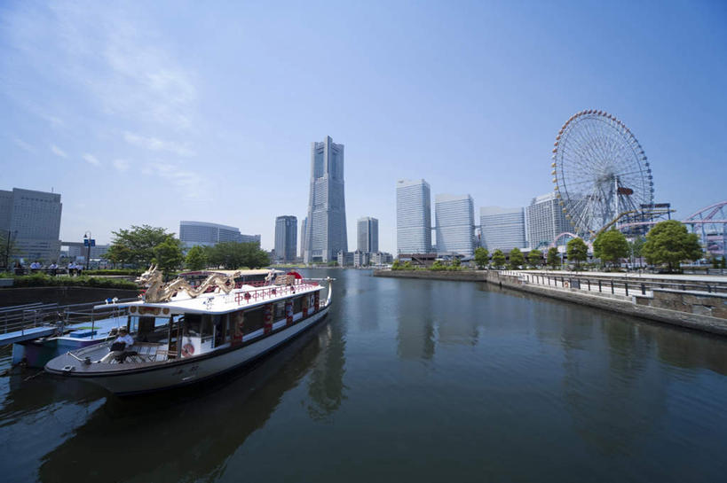 无人,高楼大厦,横图,全景,室外,白天,正面,旅游,度假,游戏,办公楼,海浪,海洋,美景,天际线,植物,城市风光,标志建筑,城市,大厦,地标,建筑,轮船,摩天大楼,写字楼,船,神奈川,日本,亚洲,一艘,阴影,反射,影子,景观,浪花,云,云朵,摩天轮,神奈川县,玩,云彩,娱乐,建设,树,树木,蓝色,绿色,白云,蓝天,天空,自然,海水,楼宇,交通工具,天,享受,休闲,商务楼,景色,放松,游乐设施,生长,晴朗,成长,活动,发泄,消遣,智力,载具,海景,东亚,本州,费里斯大转轮,关东地方,本州岛,日本国,宣泄,游艺设施,大海,风浪,海,海水的波动,近岸浪,涌浪,晴空,玩耍,嬉戏,彩图,大楼,高层建筑,高楼,摩天楼