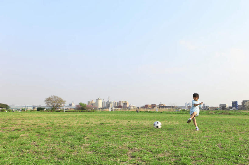 东方人,儿童,一个人,站,横图,室外,白天,正面,纯洁,足球,草地,草坪,植物,亚洲,仅一个男性,仅一个人,踢,服装,云,云朵,足球装备,云彩,注视,休闲装,黄种人,运动器械,草,小孩,衣服,蓝色,绿色,白云,蓝天,天空,天,观察,看,站着,仅一个小孩,休闲,休闲服,健身器械,可爱,童年,童趣,服饰,晴朗,观看,察看,关注,健身器材,童真,烂漫,无邪,蹴鞠,天真,足球运动,男孩,男人,男性,亚洲人,孩子,晴空,站立,彩图,全身,运动器材,男生