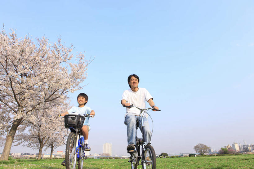 东方人,儿童,两个人,家庭,父亲,儿子,坐,横图,室外,白天,仰视,幸福,纯洁,草地,草坪,植物,自行车,樱花,亚洲,服装,盛开,云,云朵,花蕾,云彩,注视,休闲装,黄种人,车,脚踏车,草,花,花瓣,花朵,鲜花,树,树木,小孩,衣服,粉色,蓝色,绿色,白云,蓝天,天空,自然,交通工具,天,花苞,花蕊,观察,看,骑车,休闲,温暖,温馨,父子,一家人,休闲服,父爱,可爱,童年,童趣,服饰,生长,晴朗,成长,观看,等待,和睦,察看,生命,关注,载具,童真,烂漫,无邪,仙樱花,福岛樱,青肤樱,高尚,热烈,天真,男孩,男人,男性,年轻男性,亚洲人,孩子,年轻人,晴空,荆桃,坐着,彩图,低角度拍摄,全身,融洽,男生