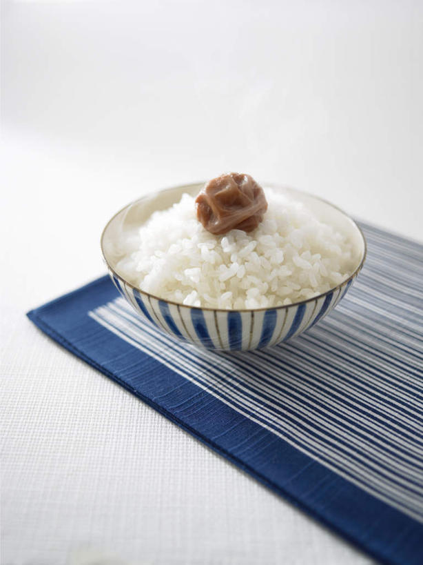 米饭,无人,竖图,俯视,室内,特写,白天,白色背景,桌面,桌子,李子,水果,一堆,堆叠,堆积,花纹,新鲜,木制,布,图案,陶瓷,谷类,谷物,生食,食品,果实,陶瓷制品,饭,米,布纹,大米,食物,一个,木制品,容器,碗,摄影,有机食品,绿色食品,影棚,单个,储藏,堆,布匹,五谷,储存,红李,鸡血李,杏李,彩图,高角度拍摄,影棚拍摄,拍摄,贮存