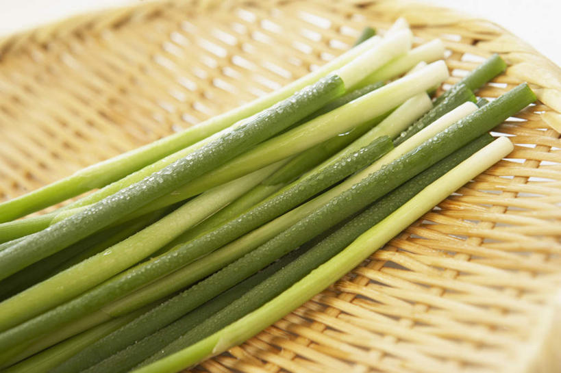 无人,交叉,横图,俯视,室内,白天,竹子,蔬菜,叶子,一堆,许多,堆叠,堆积,竹制,新鲜,编织,篮子,葱,青葱,食品,绿叶,食物,竹篮,嫩叶,有机食品,绿色食品,竹条,堆,交织,竹制品,穿插,叶,叶片,彩图,高角度拍摄