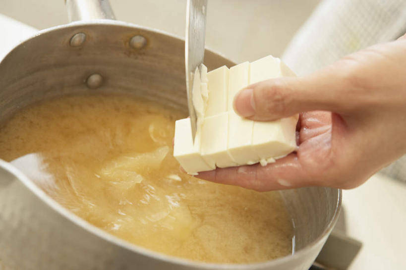 豆腐,东方人,手,一个人,家庭主妇,站,横图,俯视,室内,特写,白天,烹饪,厨具,金属制品,亚洲,双手,仅一个年轻女性,仅一个女性,仅一个人,切开,金属,工具,锅子,液体,日本料理,料理,食品,刀具,拿,拿着,黄种人,锅,菜肴,美食,食物,刀,日式料理,切,站着,日式,手部,佳肴,锅具,豆制品,菜刀,剖面,烹饪用具,切面,切菜刀,年轻女性,女人,女性,亚洲人,烹调用具,主妇,烹调,站立,半身,彩图,高角度拍摄