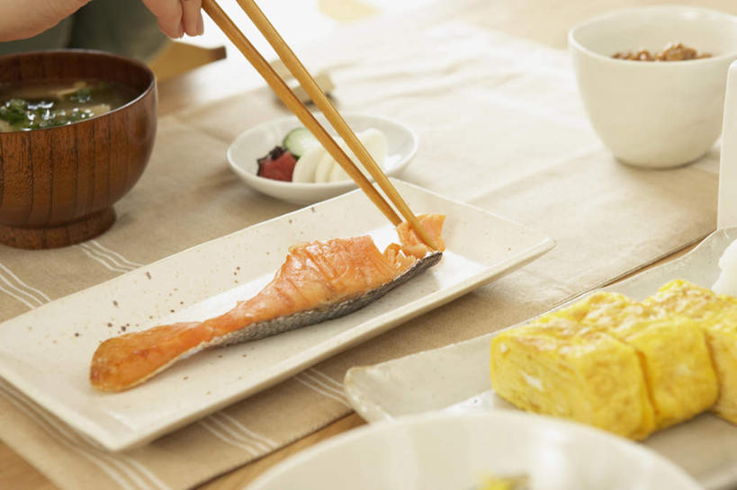 三文鱼,东方人,一个人,坐,横图,俯视,室内,特写,白天,烹饪,植物,餐桌,筷子,桌子,鲑鱼,豆,大豆,餐具,亚洲,仅一个年轻女性,仅一个女性,仅一个人,碟子,盘,陶瓷,豆类,豆子,毛豆,日本料理,料理,食品,蛋卷,陶瓷制品,拿,拿着,黄种人,文化,传统,菜肴,美食,食物,盘子,容器,碟,碗,日式料理,日式,佳肴,餐台,储藏,礼节,大马哈鱼,储存,礼仪,豆科,撒蒙鱼,萨门鱼,冰海之皇,鲑,枝豆,马哈鱼,麻哈鱼,大麻哈鱼,年轻女性,女人,女性,亚洲人,进餐用具,烹调用具,黄豆,坐着,半身,彩图,高角度拍摄,贮存