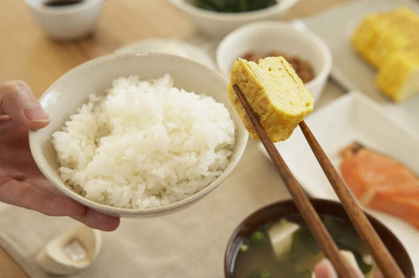 三文鱼,东方人,一个人,坐,横图,俯视,室内,特写,白天,烹饪,植物,餐桌,筷子,桌子,鲑鱼,豆,大豆,餐具,亚洲,仅一个年轻女性,仅一个女性,仅一个人,碟子,盘,陶瓷,豆类,豆子,毛豆,日本料理,料理,食品,蛋卷,陶瓷制品,夹,拿,拿着,黄种人,文化,传统,菜肴,美食,食物,盘子,容器,碟,碗,日式料理,日式,佳肴,餐台,储藏,礼节,大马哈鱼,储存,礼仪,豆科,撒蒙鱼,萨门鱼,冰海之皇,鲑,枝豆,马哈鱼,麻哈鱼,大麻哈鱼,年轻女性,女人,女性,亚洲人,进餐用具,烹调用具,黄豆,坐着,半身,彩图,高角度拍摄,贮存