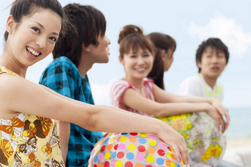 东方人,家庭,夫妻,坐,抱,横图,彩色,室外,白天,正面,爱情,旅游,度假,海浪,海洋,沙滩,亚洲,服装,朦胧,模糊,格子,沙子,海岸,浪花,云,云朵,沙地,许多人,浪漫,云彩,注视,休闲装,黄种人,娱乐,球,两个,衣服,蓝色,黑色,白云,蓝天,天空,海水,天,观察,看,一群人,享受,休闲,球体,温暖,温馨,一家人,休闲服,恩爱,放松,恋人,服饰,晴朗,抱着,观看,和睦,察看,搂着,关注,海景,男人,男性,年轻男性,年轻女性,女人,女性,亚洲人,年轻人,长发,夫妇,情侣,大海,风浪,海,海水的波动,海滩,近岸浪,涌浪,晴空,搂,搂抱,坐着,半身,彩图,伴侣,融洽