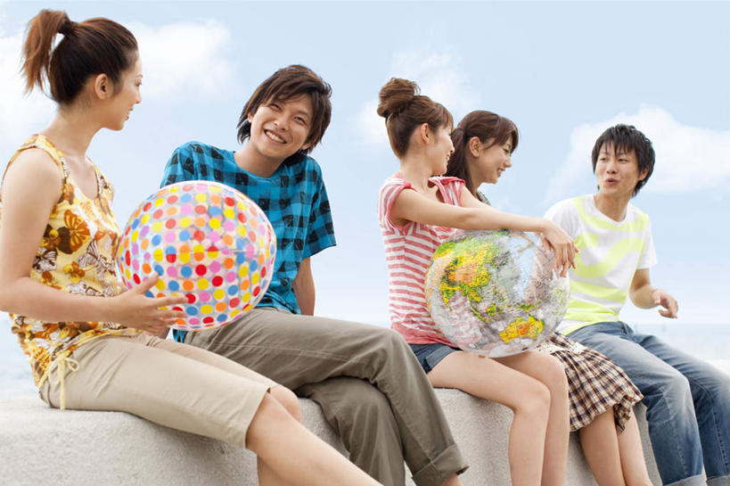 东方人,家庭,夫妻,坐,横图,彩色,室外,白天,正面,爱情,旅游,度假,海浪,海洋,沙滩,亚洲,服装,格子,沙子,海岸,浪花,云,云朵,沙地,许多人,浪漫,云彩,注视,休闲装,黄种人,娱乐,球,两个,衣服,蓝色,黑色,白云,蓝天,天空,海水,天,观察,看,一群人,享受,休闲,球体,温暖,温馨,一家人,休闲服,恩爱,放松,恋人,服饰,晴朗,观看,和睦,察看,关注,海景,男人,男性,年轻男性,年轻女性,女人,女性,亚洲人,年轻人,长发,夫妇,情侣,大海,风浪,海,海水的波动,海滩,近岸浪,涌浪,晴空,坐着,半身,彩图,伴侣,融洽