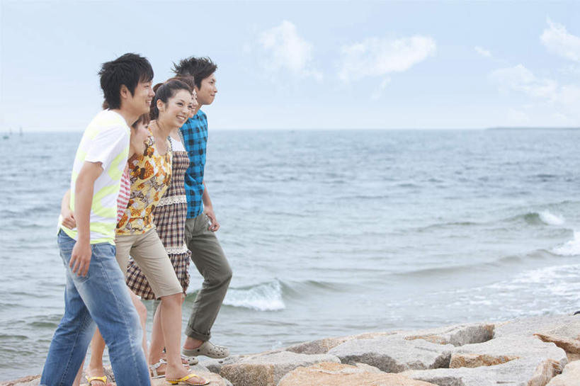 东方人,三个人,伙伴,朋友,站,横图,室外,白天,侧面,旅游,度假,友谊,海浪,海洋,石头,美景,亚洲,条纹,服装,石子,景观,浪花,水平线,云,云朵,辽阔,海平线,云彩,注视,休闲装,黄种人,娱乐,衣服,蓝色,黑色,白云,蓝天,天空,自然,海水,天,观察,看,站着,享受,休闲,广阔,休闲服,景色,放松,服饰,晴朗,观看,一望无际,察看,关注,自然风光,海景,无边无际,一马平川,友情,男人,男性,年轻男性,年轻女性,女人,女性,亚洲人,长发,大海,风浪,海,海水的波动,近岸浪,石块,岩石,涌浪,晴空,站立,半身,彩图,水天相接,水天一线