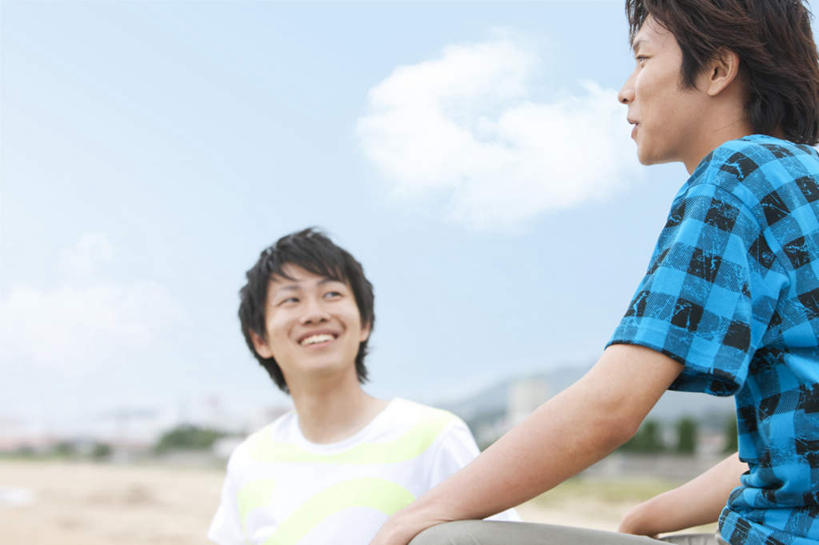 东方人,两个人,伙伴,朋友,坐,笑,微笑,露齿笑,横图,室外,白天,正面,旅游,度假,友谊,美景,沙滩,植物,亚洲,服装,格子,沙子,海岸,景观,云,云朵,沙地,云彩,注视,休闲装,黄种人,娱乐,树,树木,衣服,蓝色,绿色,白云,蓝天,天空,自然,天,观察,看,享受,休闲,休闲服,景色,放松,服饰,生长,晴朗,成长,观看,察看,关注,自然风光,友情,男人,男性,年轻男性,亚洲人,海滩,晴空,坐着,半身,彩图