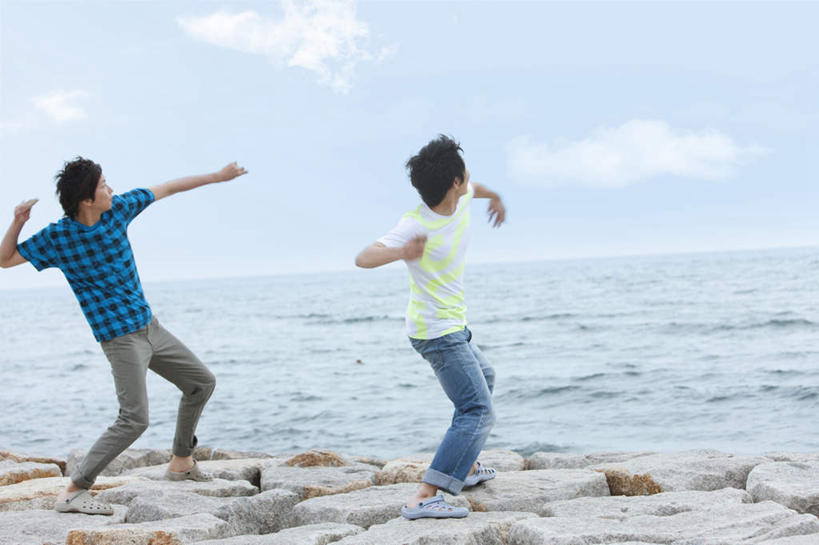 东方人,两个人,伙伴,朋友,站,投,举,横图,室外,白天,侧面,旅游,度假,友谊,海浪,海洋,石头,美景,亚洲,服装,格子,石子,景观,浪花,水平线,云,云朵,辽阔,海平线,云彩,注视,休闲装,黄种人,娱乐,衣服,蓝色,白云,蓝天,天空,自然,海水,天,观察,看,托,站着,享受,休闲,广阔,休闲服,景色,放松,服饰,晴朗,观看,一望无际,察看,关注,自然风光,海景,无边无际,一马平川,友情,男人,男性,年轻男性,亚洲人,大海,风浪,海,海水的波动,近岸浪,石块,涌浪,晴空,举起,举手,举着,抛,扔,撒,向上举,向上伸,向上托,站立,掷,彩图,全身,水天相接,水天一线