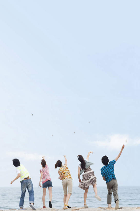 东方人,四个人,伙伴,朋友,站,举,竖图,室外,白天,旅游,度假,友谊,海浪,海洋,美景,亚洲,一排,条纹,服装,整齐,景观,浪花,水平线,云,云朵,辽阔,海平线,云彩,注视,休闲装,黄种人,娱乐,排列,背面,衣服,蓝色,黑色,白云,蓝天,天空,自然,海水,天,观察,看,托,站着,享受,休闲,广阔,休闲服,景色,放松,服饰,晴朗,观看,一望无际,察看,队列,关注,自然风光,海景,无边无际,一马平川,友情,男人,男性,年轻男性,年轻女性,女人,女性,亚洲人,长发,大海,风浪,海,海水的波动,近岸浪,涌浪,晴空,举起,举手,举着,向上举,向上伸,向上托,站立,彩图,全身,水天相接,水天一线