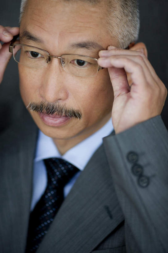 东方人,中年人,脸,头,脸颊,胡须,一个人,商务人士,商务男性,办公室,站,竖图,室内,特写,白天,正面,衬衫,亚洲,仅一个男性,仅一个人,仅一个中年男性,套装,眼镜,领带,拿,拿着,黄种人,白色,站着,商务装,近视眼镜,工薪阶层,中年男性,亚洲人,头部,胡子,小胡子,脸部,脸蛋,面部,白领,上班族,站立,半身,彩图,衬衣,短发