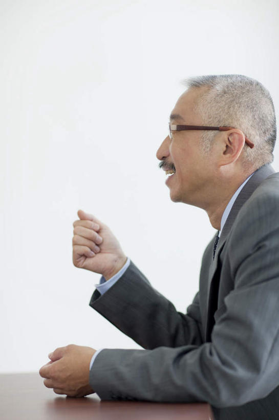 东方人,中年人,一个人,商务人士,商务男性,办公室,坐,双手交叉,竖图,室内,白天,侧面,衬衫,桌子,亚洲,仅一个男性,仅一个人,仅一个中年男性,阴影,套装,光线,眼镜,影子,办公桌,领带,黄种人,白色,阳光,双手抱胸,商务装,近视眼镜,工薪阶层,中年男性,亚洲人,白领,上班族,坐着,半身,彩图,衬衣,短发